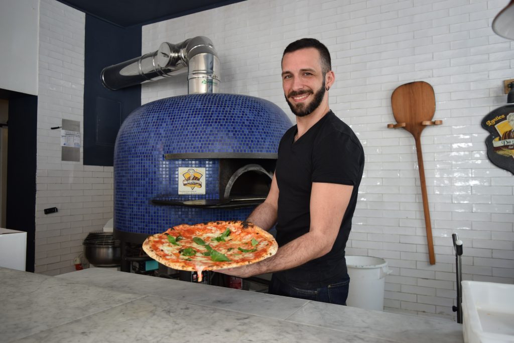 Neapolitanische Pizza und Abendstimmung